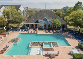 A Lovely 2 bedroom 2 full Bath Apartment Unit with Desk and Den, Rental Car Available